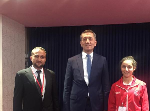 Okulumuz öğrencisi Şükran CANGİR  Balkan ikincisi olarak Milli Eğitim Bakanı sayın Ziya SELÇUK´un davetlisi olarak Ankarada ağırlandı.