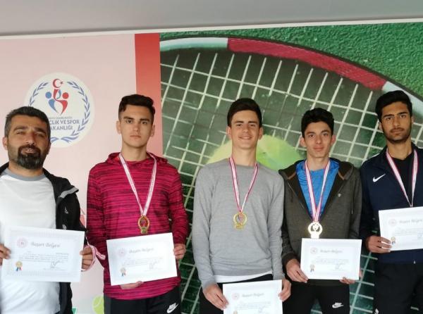 Tenis Türkiye yarı final müsabakalarında Türkiye´de ilk 16 takım arasına girerek İzmir´de yapılacak Türkiye şampiyonası final müsabakalarına katılmaya hak kazanmıştır.