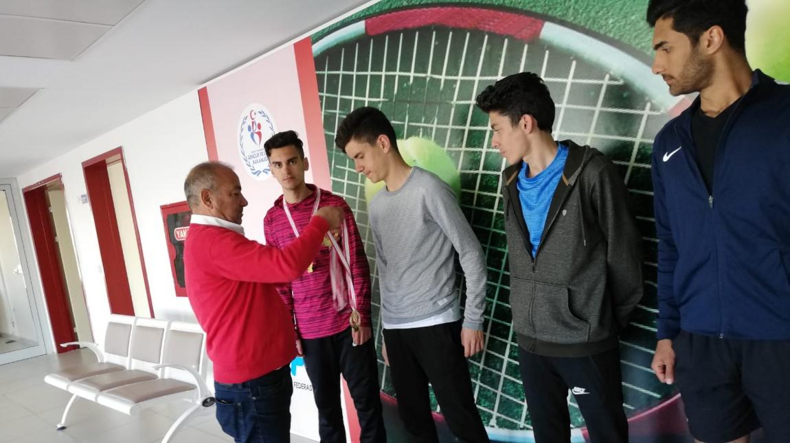 Tenis Takımımız Mersin ilinde bölge müsabakalarında Türkiye finaline İzmire gidip oradan Türkiye 6.olmuştur.