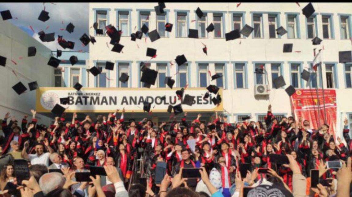 Batman Anadolu Lisesi 2022 2023 mezunları kep atma töreni 8 Mayıs 2023 saat 15.00'te pazartesi günü yapıldı