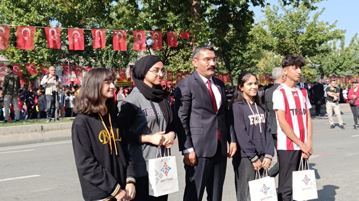 Cumhuriyet Başsavcısı Sayın Murat ŞAHİNGÖZ, Öğrencimiz Edanur EROĞLU' na ödülünü takdim etti.