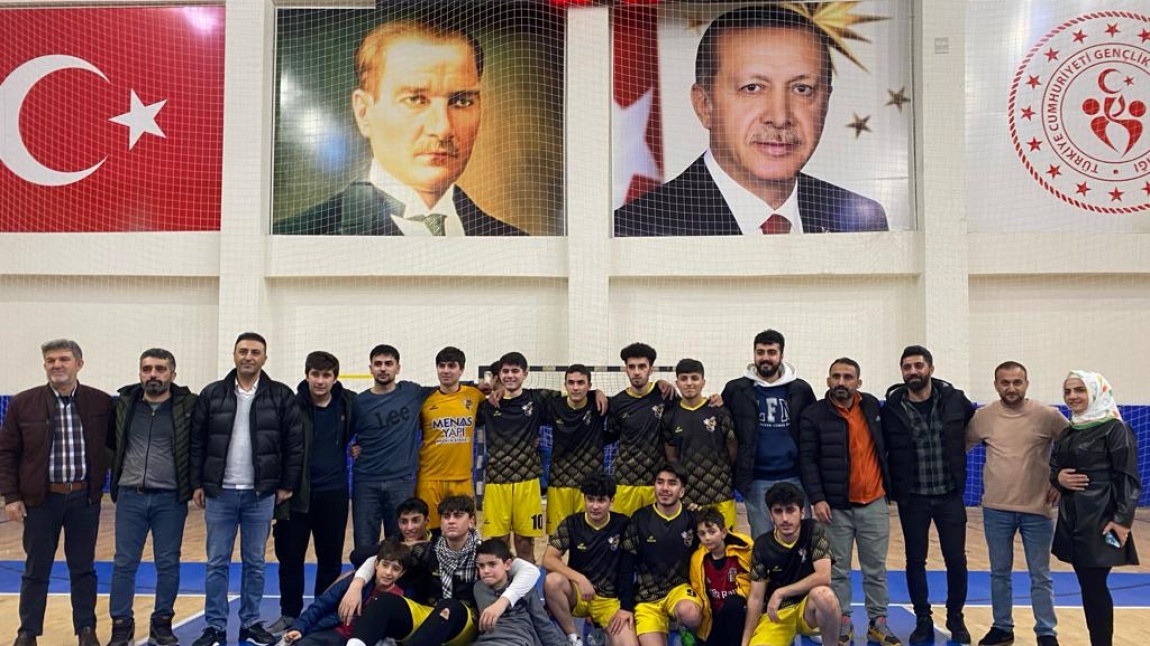 2023-2024 Okul Sporları Genç Erkekler Futsal Yarışmasında Okulumuz öğrencileri rakiplerini yenerek İL Birincisi oldu.