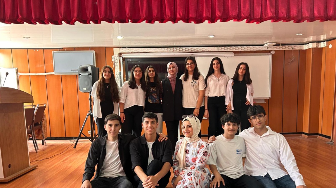Batman Anadolu Lisesi Kültür ve Edebiyat Kulübü 'nün bu yıl ikincisini düzenlediği Şiir Dinletisi