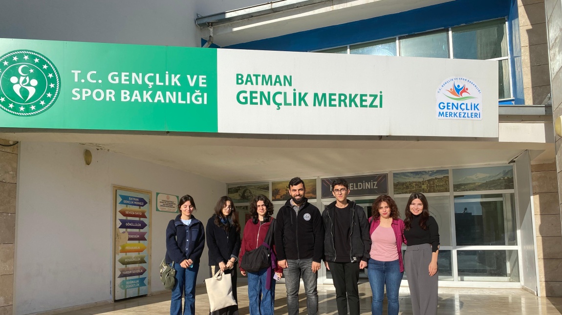 Türkiye Münazara Ligi ilimizi temsil etmeye hak kazanan Batman Anadolu Lisesi öğrencileri bölge finallerini de kazanarak Mersin'de düzenlenecek olan Türkiye finallerine gitmeye hak kazanmışlardır