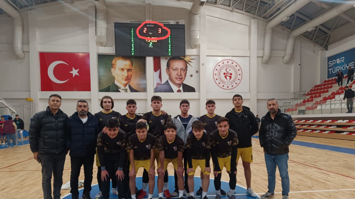 İlimizde düzenlenen liselerarası futsal erkekler kategorisinde mücadele eden takımımız 32 takım arasında finale kalmıştır.